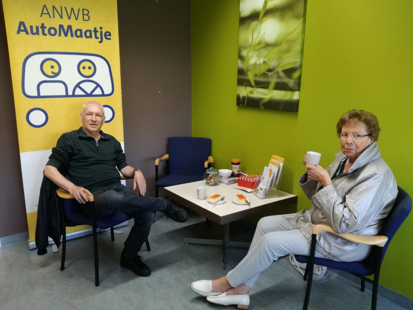 Chauffeur en deelnemer doen een kopje koffie bij AutoMaatje in de Waterlinie 1.jpg